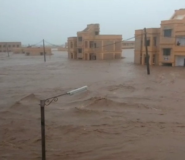 गुजरात: 11 फुट तक डूब गया था 6 हजार की आबादी वाला बाबापुर गांव गुजरात: 11 फुट तक डूब गया था 6 हजार की आबादी वाला बाबापुर गांव