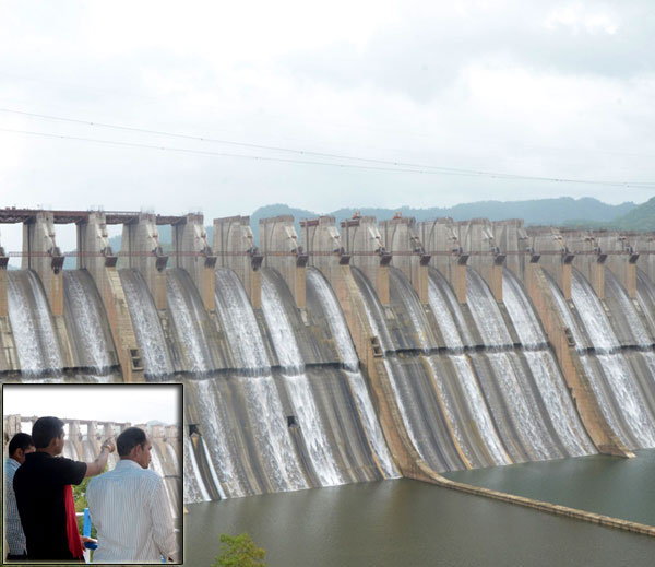 121.92 मीटर की ऊंचाई को पार कर नर्मदा डेम छलका 121.92 मीटर की ऊंचाई को पार कर नर्मदा डेम छलका