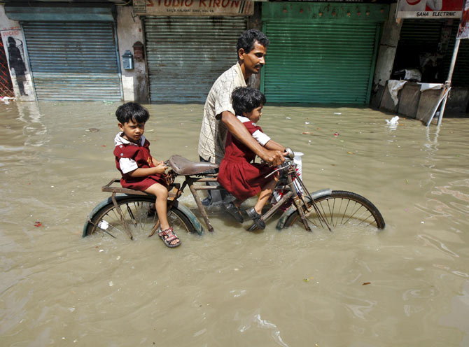 6 राज्यों में बाढ़: लेह में पूरा गांव तो बंगाल में बस बही, अब तक सौ से ज्यादा मौतें 6 राज्यों में बाढ़: लेह में पूरा गांव तो बंगाल में बस बही, अब तक सौ से ज्यादा मौतें
