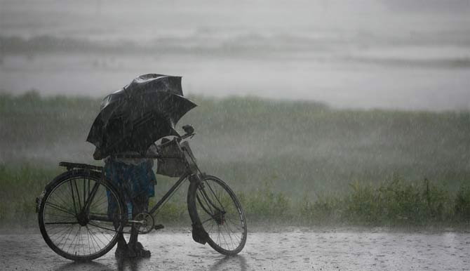 केरल में मानसून की दस्तक, सामान्य से कम बारिश हुई तो डीजल पर सब्सिडी केरल में मानसून की दस्तक, सामान्य से कम बारिश हुई तो डीजल पर सब्सिडी