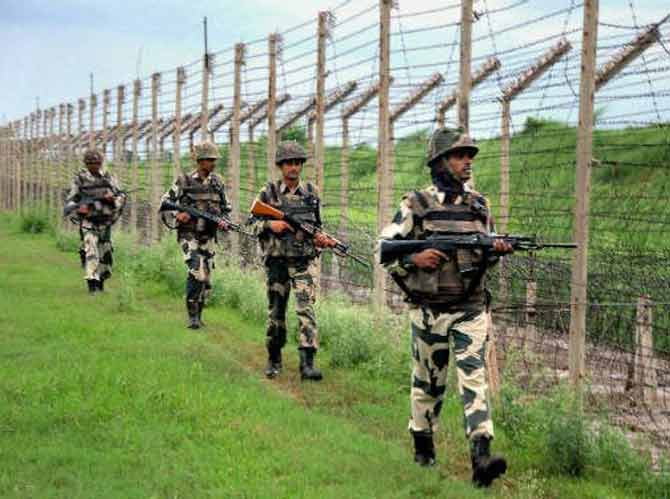 पाकिस्तान ने फिर तोड़ा सीजफायर, फायरिंग में बीएसएफ जवान शहीद पाकिस्तान ने फिर तोड़ा सीजफायर, फायरिंग में बीएसएफ जवान शहीद