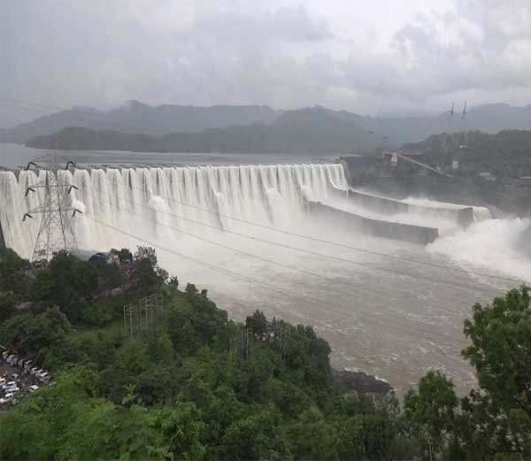 मप्र में आई बाढ़ से गुजरात के सरदार सरोवर डेम ने ओढ़ी सफेद चादर मप्र में आई बाढ़ से गुजरात के सरदार सरोवर डेम ने ओढ़ी सफेद चादर