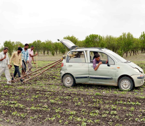 जुगाड़ टेक्नोलॉजी से लहलहाएगी फसल, कार में एक साथ 4 हल लगा की जुताई