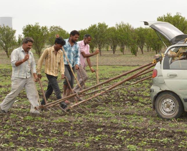 जुगाड़ टेक्नोलॉजी से लहलहाएगी फसल, कार में एक साथ 4 हल लगा की जुताई जुगाड़ टेक्नोलॉजी से लहलहाएगी फसल, कार में एक साथ 4 हल लगा की जुताई