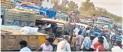 लहसुन की बंपर आवक से मंडी का गेट बंद, वाहनों की कतार लगी