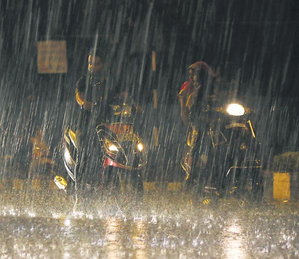 'अशोबा' ने बढ़ाई मानसून की रफ्तार, अगले 48 घंटे में मुंबई पहुंचने की उम्मीद 'अशोबा' ने बढ़ाई मानसून की रफ्तार, अगले 48 घंटे में मुंबई पहुंचने की उम्मीद