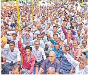 अफीम पट्टे बहाल करने के लिए दिया धरना अफीम पट्टे बहाल करने के लिए दिया धरना