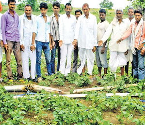 पानी के प्रेशर से हवा में उड़े ट्यूबवेल के पाइप व मोटर पानी के प्रेशर से हवा में उड़े ट्यूबवेल के पाइप व मोटर