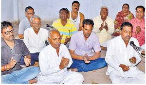 बारिश की खेंच से हारे, पहुंचे देवों के द्वारे बारिश की खेंच से हारे, पहुंचे देवों के द्वारे