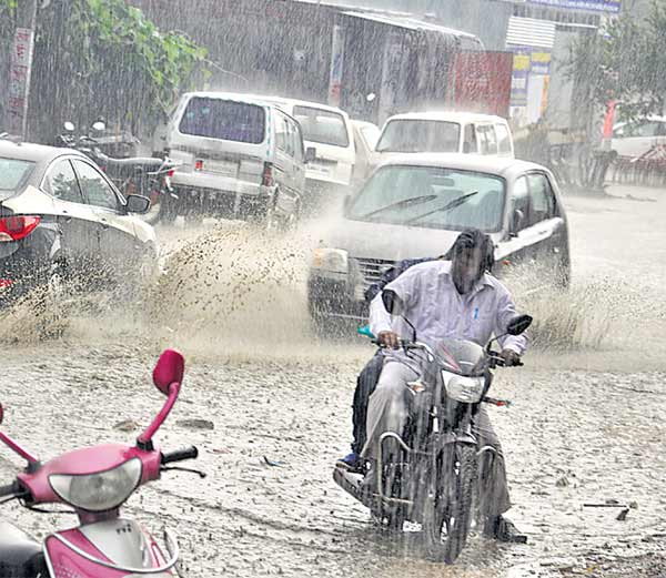 राज्य में अब तक 12.50% ज्यादा पानी बरसा, 10% और ज्यादा होगी बारिश राज्य में अब तक 12.50% ज्यादा पानी बरसा, 10% और ज्यादा होगी बारिश