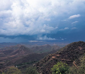 मानसून से पहले भीगा मेवाड़, पहाडि़याें पर छाए बदरा मानसून से पहले भीगा मेवाड़, पहाडि़याें पर छाए बदरा