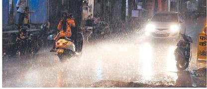 आधे घंटे बारिश से बिगड़ी सोयाबीन फसल आधे घंटे बारिश से बिगड़ी सोयाबीन फसल