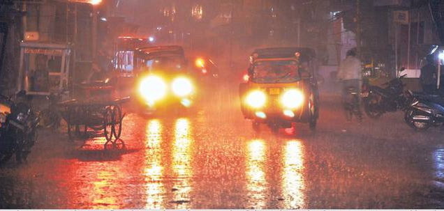 इंदौर : दिन में उमस, रात में तेज बारिश मंदसौर: अभी भी इंतजार इंदौर : दिन में उमस, रात में तेज बारिश मंदसौर: अभी भी इंतजार