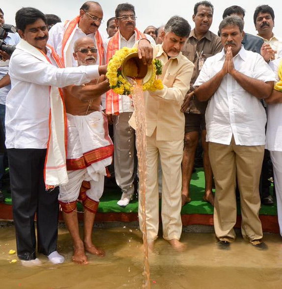 50 साल बाद कृष्णा-गोदावरी नदियों को जोड़ा गया, हजारों किसानों को होगा फायदा 50 साल बाद कृष्णा-गोदावरी नदियों को जोड़ा गया, हजारों किसानों को होगा फायदा