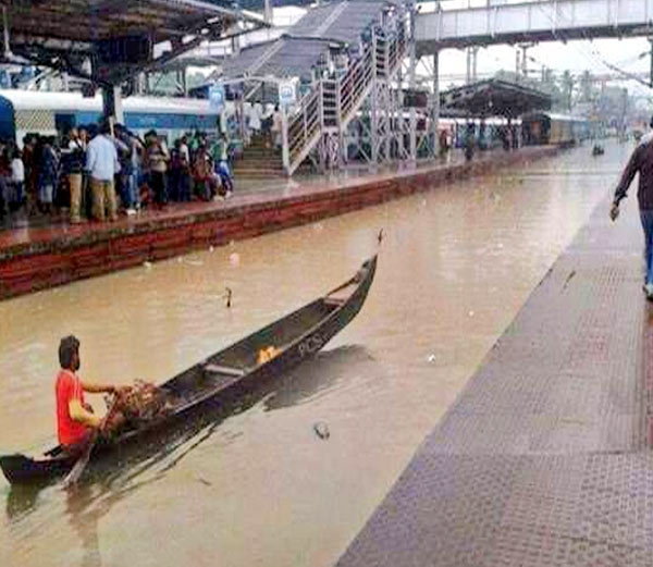 बारिश से लबालब हुई मुंबई, पानी इतना गिरा कि रेलवे ट्रैक पर चलने लगी नाव बारिश से लबालब हुई मुंबई, पानी इतना गिरा कि रेलवे ट्रैक पर चलने लगी नाव