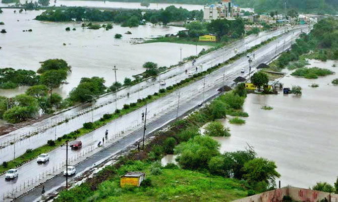 MP में बारिश से 11 मरे, 6 लापता: उज्जैन में जीवन ठप, सीएम पहुंचे अपने गांव  MP में बारिश से 11 मरे, 6 लापता: उज्जैन में जीवन ठप, सीएम पहुंचे अपने गांव