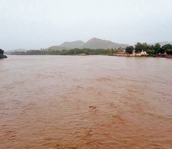 मध्यप्रदेश में हुई मूसलाधार बारिश से गुजरातियों के चेहरे खिले मध्यप्रदेश में हुई मूसलाधार बारिश से गुजरातियों के चेहरे खिले