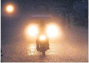 दिनभर धूप, शाम को घने बादल, तेज हवा, झमाझम, बिजली गिरने से एक की मौत दिनभर धूप, शाम को घने बादल, तेज हवा, झमाझम, बिजली गिरने से एक की मौत