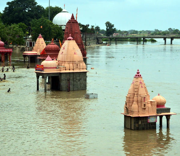 बारिश के बाद दिखे ऐसे हालात, पुल और मंदिर तक पानी में डूबे बारिश के बाद दिखे ऐसे हालात, पुल और मंदिर तक पानी में डूबे