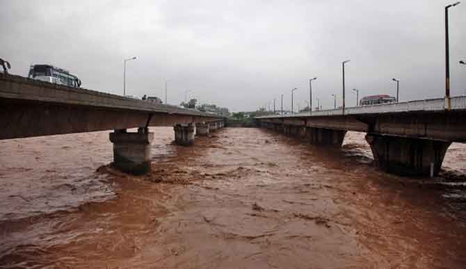 J&K में बाढ़ का अलर्ट, झेलम नदी खतरे के निशान से ऊपर, रेल सेवा बाधित J&K में बाढ़ का अलर्ट, झेलम नदी खतरे के निशान से ऊपर, रेल सेवा बाधित