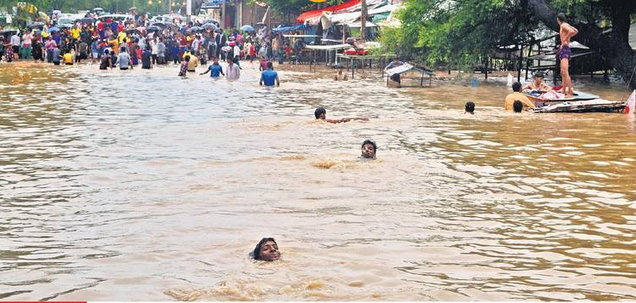 तैर कर पशुपतिनाथ मंदिर तक पहुंचे कुछ युवा तैर कर पशुपतिनाथ मंदिर तक पहुंचे कुछ युवा