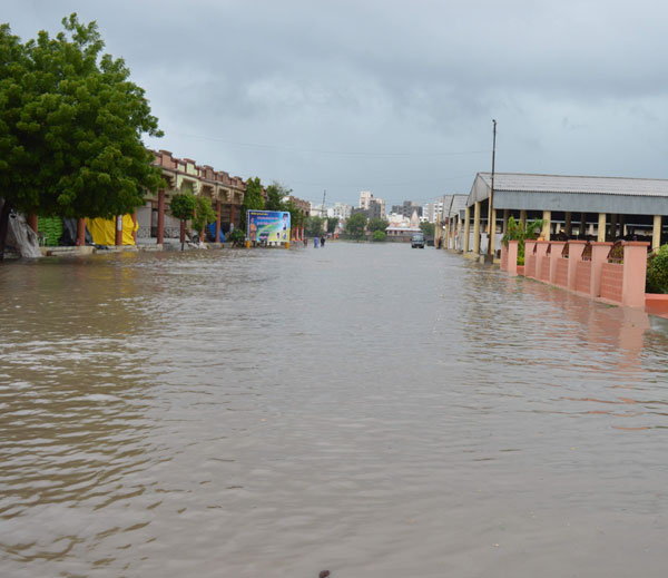 राजकोट में मूसलधार बारिश, 10 इंच बारिश से मोरबी हलकान राजकोट में मूसलधार बारिश, 10 इंच बारिश से मोरबी हलकान