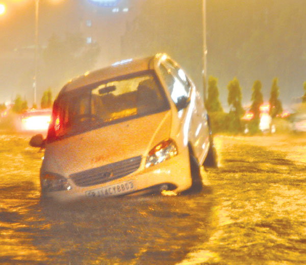 जयपुर में 2 इंच बारिश के बाद डूबा ट्रैफिक, सड़कें बनीं नहर-नदियां जयपुर में 2 इंच बारिश के बाद डूबा ट्रैफिक, सड़कें बनीं नहर-नदियां