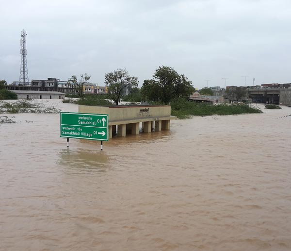 गुजरात में भारी बारिश से 30 मौतें, राजस्थान में भी बाढ़ के हालात गुजरात में भारी बारिश से 30 मौतें, राजस्थान में भी बाढ़ के हालात